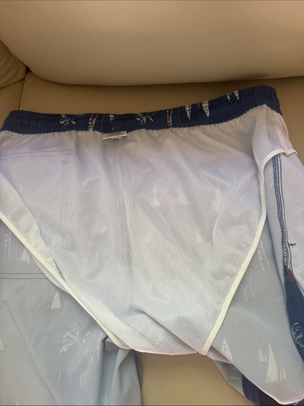 Men’s Vineyard Vines Navy and White Coastal Swim Shorts size Lg